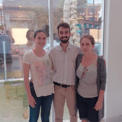 Dr. Iã Miranda com pacientes de Quiropraxia